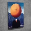Canvastavla - Människa med ett solformat huvud i en surrealistisk landskapsscen