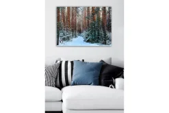 Canvastavla - Snötäckt skog med höga, raka tallar