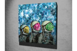 Canvastavla - Tre astronauter med färgglada hjälmar i en kristallin bakgrund