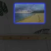 Canvastavla med LED-belysning - Vacker strand med fotspår i sanden och en dramatisk himmel