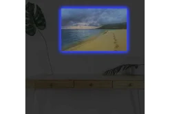 Canvastavla med LED-belysning - Vacker strand med fotspår i sanden och en dramatisk himmel