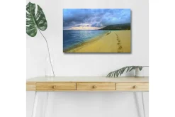 Canvastavla med LED-belysning - Vacker strand med fotspår i sanden och en dramatisk himmel