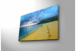 Canvastavla med LED-belysning - Vacker strand med fotspår i sanden och en dramatisk himmel