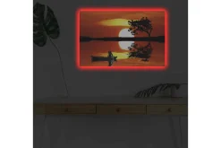 Canvastavla med LED-belysning - Solnedgång över en spegelblanka sjö med en ensam båt och en silhouett av ett träd