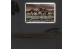 Canvastavla med LED-belysning - Sprudlande hästar som galopperar genom vågorna vid havet