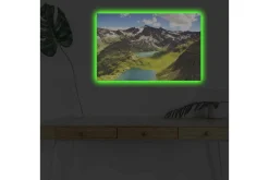 Canvastavla med LED-belysning - Storslagen bergslandskap med en glittrande sjö och grönskande dalar
