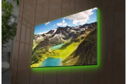Canvastavla med LED-belysning - Storslagen bergslandskap med en glittrande sjö och grönskande dalar