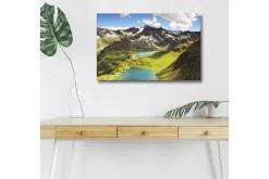 Canvastavla med LED-belysning - Storslagen bergslandskap med en glittrande sjö och grönskande dalar