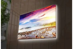 Canvastavla med LED-belysning - Storslagen landskapsvy med dimma över en sjö och färgsprakande himmel