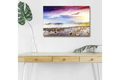 Canvastavla med LED-belysning - Storslagen landskapsvy med dimma över en sjö och färgsprakande himmel