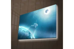 Canvastavla med LED-belysning - Astronaut svävande i rymden över jorden