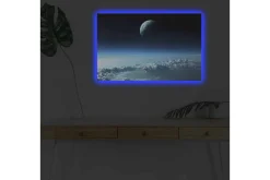 Canvastavla med LED-belysning - Rymdlandskap med en planet som svävar över moln