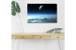 Canvastavla med LED-belysning - Rymdlandskap med en planet som svävar över moln