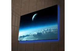 Canvastavla med LED-belysning - Rymdlandskap med en planet som svävar över moln