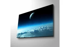 Canvastavla med LED-belysning - Rymdlandskap med en planet som svävar över moln