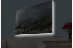 Canvastavla med LED-belysning - Dramatiskt landskap med stormiga moln och en kustlinje