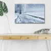 Canvastavla med LED-belysning - Snöklädd vinterlandskap med fotspår och träddunge