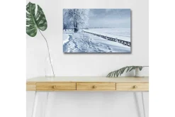Canvastavla med LED-belysning - Snöklädd vinterlandskap med fotspår och träddunge