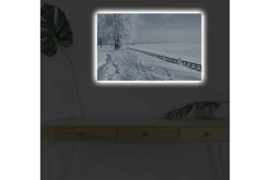 Canvastavla med LED-belysning - Snöklädd vinterlandskap med fotspår och träddunge