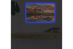 Canvastavla med LED-belysning - Storslagen fjällandskap med reflektioner i en stilla sjö