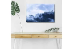 Canvastavla med LED-belysning - Dimma som sveper över en skog av höga träd