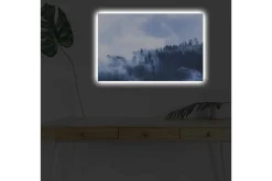 Canvastavla med LED-belysning - Dimma som sveper över en skog av höga träd