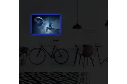 Canvastavla med LED-belysning 45x70 cm - Astronaut som sitter på en klippa och blickar ut mot jorden i rymden