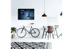 Canvastavla med LED-belysning 45x70 cm - Astronaut som sitter på en klippa och blickar ut mot jorden i rymden
