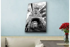 Canvastavla med LED-belysning - Svartvit bild av Tower Bridge i London med dramatiska moln