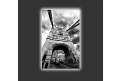Canvastavla med LED-belysning - Svartvit bild av Tower Bridge i London med dramatiska moln