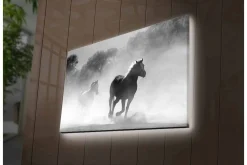 Canvastavla med LED-belysning - Hästar som galopperar genom dimma