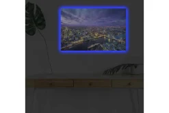 Canvastavla med LED-belysning - Storslagen vy över en stad vid skymningstid med floder och broar