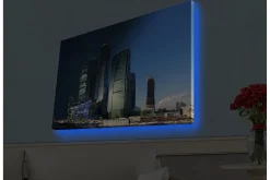 Canvastavla med LED-belysning - Storslagen stadsbild med moderna skyskrapor i kvällsljus
