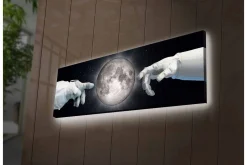 Canvastavla med LED-belysning - Astronauthänder som sträcker sig mot månen