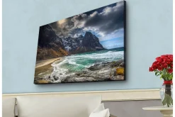 Canvastavla med LED-belysning - Dramatiska berg med snö och en turkos havsstrand