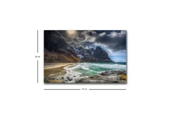 Canvastavla med LED-belysning - Dramatiska berg med snö och en turkos havsstrand