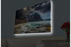 Canvastavla med LED-belysning - Dramatiska berg med snö och en turkos havsstrand