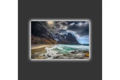 Canvastavla med LED-belysning - Dramatiska berg med snö och en turkos havsstrand