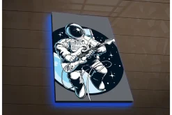 Canvastavla med LED-belysning - Astronaut som spelar gitarr i rymden