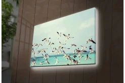 Canvastavla med LED-belysning - Flock av fåglar som flyger över en blå havsyta