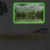 Canvastavla med LED-belysning - Grönskande landskap vid en spegelblanka sjö