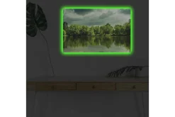Canvastavla med LED-belysning - Grönskande landskap vid en spegelblanka sjö