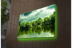 Canvastavla med LED-belysning - Grönskande landskap vid en spegelblanka sjö