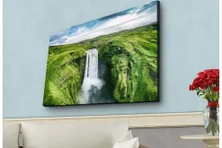 Canvastavla med LED-belysning - Vacker vattenfall i en grönskande dalgång