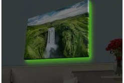 Canvastavla med LED-belysning - Vacker vattenfall i en grönskande dalgång