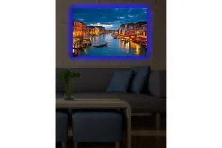 Canvastavla med LED-belysning 45x70 cm - Vacker vy över en kanal i Venedig med upplysta byggnader vid vattnet