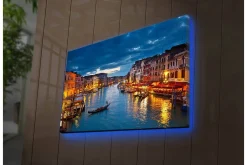 Canvastavla med LED-belysning 45x70 cm - Vacker vy över en kanal i Venedig med upplysta byggnader vid vattnet