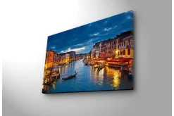 Canvastavla med LED-belysning 45x70 cm - Vacker vy över en kanal i Venedig med upplysta byggnader vid vattnet