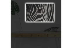 Canvastavla med LED-belysning - Närbild av en zebras ansikte med tydliga svarta och vita ränder