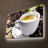 Canvastavla med LED-belysning - Kopp med nybryggt kaffe omgiven av kaffebönor